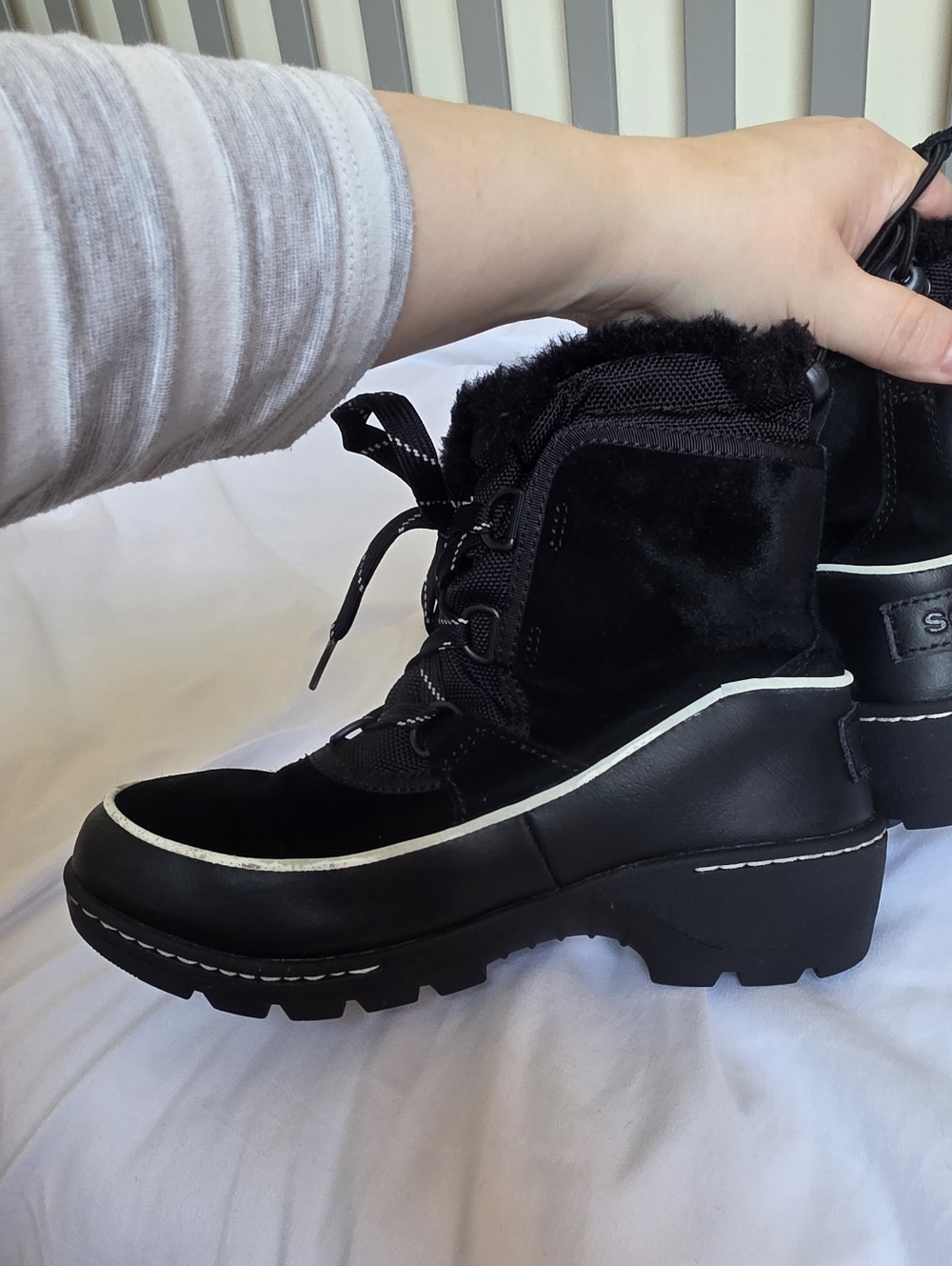 Sorel Black Kids Faux-Fur Lace-Up Winter Boots with Contrast Trim Size 3 - Picture 8 of 11